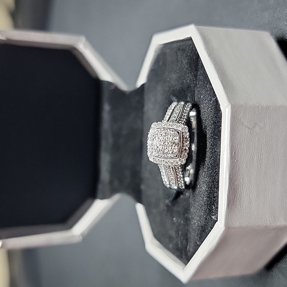 silver ring with small diamonds - Picture 11 of 11